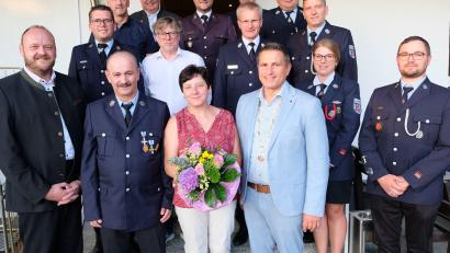 Bild: do
Eine große Feuerwehrfamilie würdigte bei einem Ehrungsabend den 40-jährigen Einsatz ihres Kameraden Herbert Burkhardt (vordere Reihe, Zweiter von links) als aktiver Brandschützer.