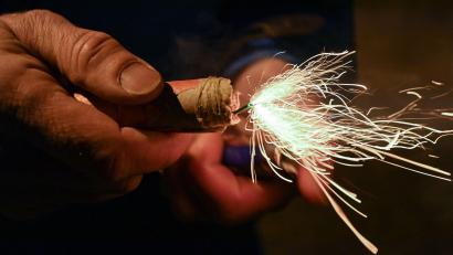 Symbolbild: Patrick Pleul/dpa
Fünf Jugendliche sollen in Amberg eine Hecke mit einem Silvesterböller in Brand gesetzt haben.