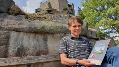 Bild: Lowak
Stefan Krapf hat die Geschichte der Burgruine Flossenbürg in einer Broschüre humorvoll aufgearbeitet.