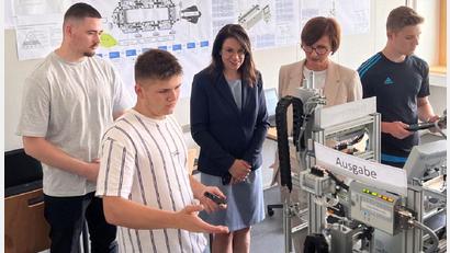 Bild: Pampouchidis/exb
Bundesbildungsministerin Bettina Stark-Watzinger (Vierte von links) besucht in Begleitung von MdB Martina Englhardt-Kopf das Schulzentrum in Schwandorf.