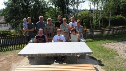 Bild: soj
Die Mitglieder des OGV-Vorstands um Vorsitzende Inge Geißler (vorne, Mitte) hatten zur neuen Sitzgarnitur am Kinderspielplatz Bürgermeister Wolfgang Söllner (hinten, links) sowie Bauhofmitarbeiter eingeladen.