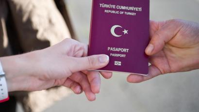 Symbolbild: Daniel Naupold/dpa
Der Mann aus Sulzbach-Rosenberg hat einen gültigen Reisepass, legt ihn aber nicht vor.