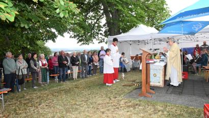 Bild: sche
Vorsorglich bereitgestellte "Regenschirme" für den Schutz des Freialtars wurden beim Festgottesdienst anlässlich der Donatusfeier in Aschach nicht gebraucht.