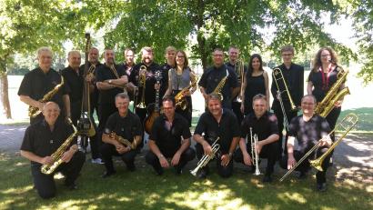 Bild: Sigi Möller/exb
Die "Swing-a-ling-ding Bigband", mit Andrej Lobanov (Solo-Trompete), Sonja Möller und Andrea Duschner, (Gesang).
Musik von Duke Ellington, Count Basie, Glenn Miller oder Quincy Jones u.a.