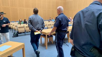 Bild: Gabi Schönberger
Der Angeklagte wird am Mittwochmorgen in den Gerichtssaal geführt.