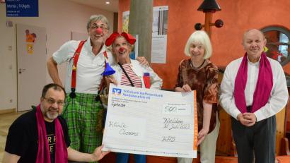 Bild: Kunz
Die Klinik-Clowns Trudi Eierfleck und Professor Dr. Fritz'l Fußtaps (Mitte) freuen sich über 500 Euro von der KAB. Bei der Übergabe dabei waren (von links) Michael Träger, Christa Burzer und Krankenhauspfarrer Hans Klier.