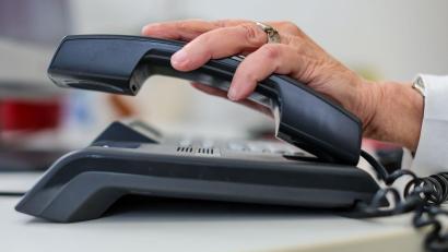 Symbolbild: Jan Woitas/dpa
Bei der Polizeiinspektion Nabburg stehen am Mittwoch die Telefone still.
