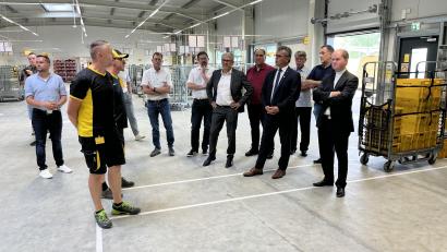 Bild: sns
Mitarbeiter erklärten den Anwesenden, darunter stellvertretender Landrat Jakob Scharf und Bürgermeister Martin Birner, die Abläufe im Zustellstützpunkt.