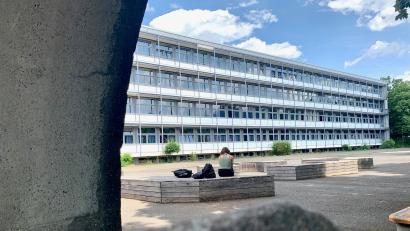 Bild: Gabi Schönberger
Die Flachdachsanierung am Kepler-Gymnasium (300.000 Euro) ist nur einer von vielen Kostenpunkten, der auf die Stadt Weiden zukommt.