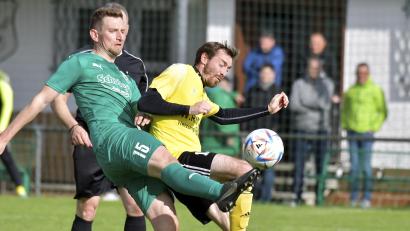 Archivbild: Hubert Ziegler
In der am Freitag beginnenden Saison in der Bezirksliga Nord deutet sich noch vor dem ersten Anpfiff an, dass der 1. FC Schlicht um Jakob Hüttner (links) sowie der SV Hahnbach (im Bild Franz Geilersdörfer) ein gewichtiges Wörtchen im Titelkampf mitreden werden.