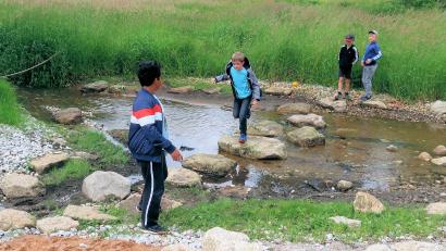 Bild: bsc
Der Steinsteg über den Steinwaldbach macht den Kindern besonders viel Freude.