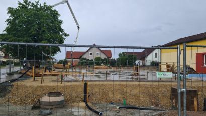 Bild: sne
Bürgermeister Johannes Schmid zeigt sich positiv überrascht über den bisherigen Fortschritt an der Baustelle.
