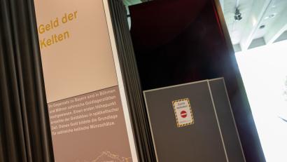 Bild: Peter Kneffel/dpa
Ein Aufsteller mit der Aufschrift „Zutritt verboten!“ Versperrt im Manchinger Museum den Zugang zu der Stelle, in der vor Monaten der Goldschatz bei einem Einbruch gestohlen wurde.