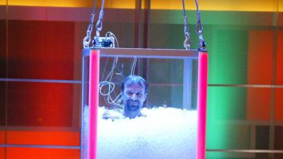 Bild: Jörg Carstensen/dpa
In der ersten großen RTL-Live-Show "Die grössten Weltrekorde - Guinness World Records" stellte der Niederländer Wim Hof einen neuen Weltrekord auf, indem er es schafft 67 Minuten im Eis auszuharren .