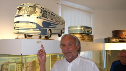 Bild: Hirsch
Aussteller Gerhard Pretzl kann diesen Reisebus zum Schaukeln bringen. Zu sehen ist die nostalgische Reklame derzeit im Stadtmuseum in Schwandorf.
