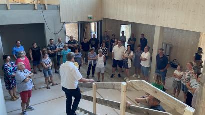 Bild: Markus Scharnagl/exb
Groß war das Interesse am Besichtigungstermin im künftigen Kinderhaus "Waldwichtel" am Stationsweg in Waldsassen. Stadtbaumeister Hubert Siller (vorne, auf der Treppe) erläuterte die Einzelheiten.