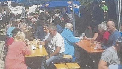 Bild: soj
Bei strahlendem Sonnenschein kamen viele Gäste nach Hermannsreuth.