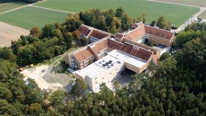 Archivbild: Bernhard Krebs
Die Asklepios-Klinik in Lindenlohe (Schwandorf). Ein Bericht der "Süddeutschen Zeitung" erhebt nun Vorwürfe gegen die Einrichtung und einen Chefarzt.