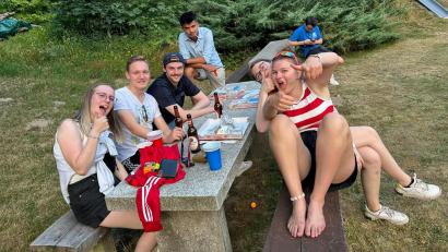 Bild: Katharina Hettler/exb
Das Publikum hat beim Beerpong-Turnier auf der Freizeitanlage Plattenberg in Flossenbürg auch viel Spaß.