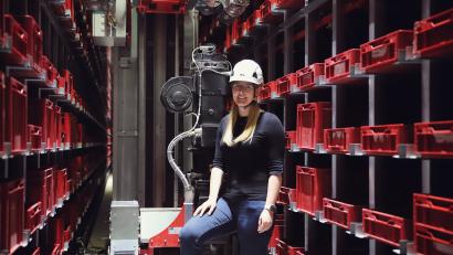 Bild: Sara Neidhardt
"WITRON"-Ingenieurin Anja Piehler vor einem "Crane", einem Regalfahrzeug, für das sie die Steuerung programmiert.