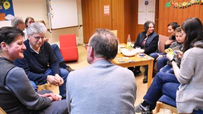 Bild: ubb
Gemütlich geht es zu bei der Veranstaltung „Endlich Freitag“ im Evangelischen Gemeindehaus jeden dritten Freitag im Monat. Den Teilnehmern macht das lockere Beisammensein sichtlich Spaß. Das Treffen hat einen regen Zuspruch.