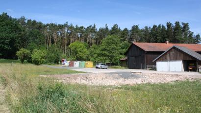Bild: bjp
Die Brache beim Bauhof wird noch bis 2026 bleiben: Denn um sich finanziell nicht zu überfordern, kann die Gemeinde erst dann mit dem Bau des neuen Feuerwehrgerätehauses auf dem Platz des früheren "Merkerhauses" beginnen.