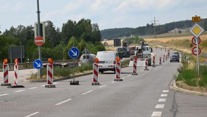 Bild: gf
Die Autos können an der Baustelle an der Speckmannshofer Kreuzung am Ortsende von Amberg Richtung Sulzbach-Rosenberg vorbeifahren.