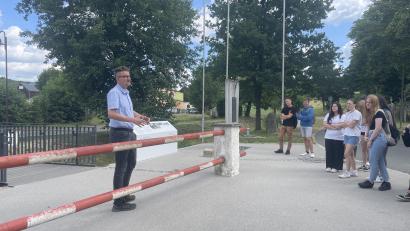 Bild: Miriam Hollering/exb
In Mödlareuth erläuterte ein Museumsmitarbeiter den Zehntklässlern unter anderem die dort aufgebauten Grenzanlagen.