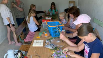 Archivbild: Siedlergemeinschaft/Evelyn Renner/exb
Wie 2022 ist die Siedlergemeinschaft heuer wieder beim Ferienprogramm dabei. Damals haben die Kinder Dekoringe für Zuhause gebastelt.