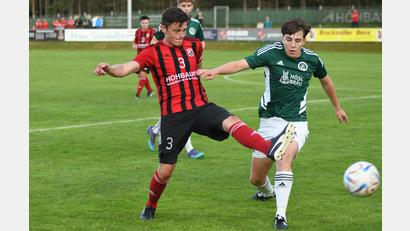 Bild: otr
Benjamin Urban (links) in Aktion. Zusammen mit seinem Trainerkollegen Klaus Moucha geht der Spielertrainer des SC Luhe-Wildenau optimistisch in die Landesligasaison.