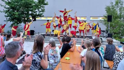 Bild: lg
Die Gaukler mit ihren farbenfrohen Barockkostümen boten im Innenhof eine mitreißende Show mit Pyramiden, Jonglagen und Feuerspuckern.