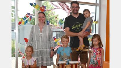 Bild: gf
Bei der Spendenübergabe (von links): Verena Meier, die stellvertretende Leiterin der Kindertagesstätte Regenbogen und den Quertreiber Florian Meier mit Matteo, vorne Selina, Josef und Malena.