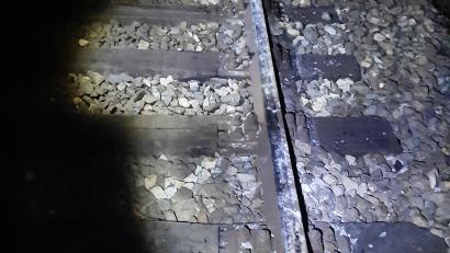 Bild: Bundespolizei
Unbekannte Kinder sollen auf der Bahnstrecke von Oberkotzau nach Weiden Schottersteine verteilt haben.