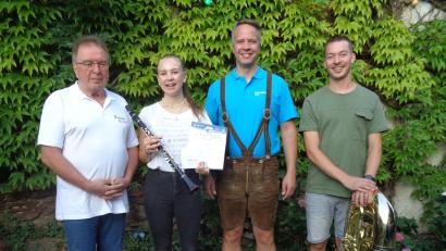 Bild: Annemarie Mösbauer/exb
Prüfung bestanden: Vorsitzender Eduard Kunschir, Dirigent Sebastian Kunschir und zweiter Vorsitzender Michael Wagner (von links) gratulieren Sophie Janner.