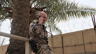 Bild: Bundeswehr/exb
Der Kümmersbrucker Offizier Rico S. im Feldlager in Bagdad. Im Hintergrund sieht man die "T-Wall", eine Mauer aus t-förmigen Betonteilen mit Stacheldraht, die die Einrichtung umgibt. Sicherheit sei immer noch ein Thema in Bagdad, sagt S.