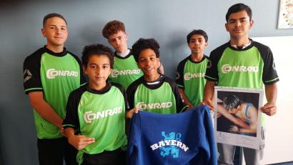 Bild: gel
Eine Bronze-Medaille holten die Ringer für die Dreifaltigkeits-Mittelschule bei den Bayerischen Meisterschaften. Von links: Nourallah Alshaar, Orans Darwish, Ibo Ibrahim, Bako Mahmood, Alex Weidmann und Rus Firas. Es fehlt Luai Khalaf.