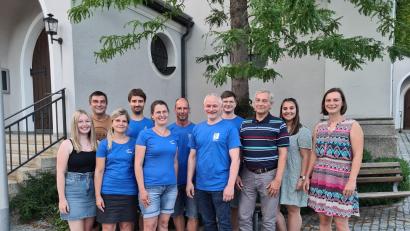 Bild: Christine Ullrich/exb
Der neue Vorstand der „Grenzlandbuam“ mit (hinten, von links) Markus Krisch, Stefan Braunschläger, Andreas Koller, Dominik Müller und Jana Götz sowie (vorne, von links) Anja Sporrer, Claudia Hopf, Verena Kreger, Günther Freundl, Mario Strecke und Gabriele Walter.