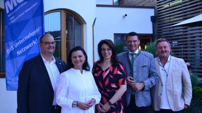 Bild: Hans-Peter Weiß/exb
Die Mittelstands-Union freut sich über die Auszeichnung. Im Bild Vorsitzender Christian Paulus, MdB Gitta Connemann, MdB Martina Englhardt-Kopf, Landrat Thomas Ebeling und Hotelier Hubert Obendorfer (von links).