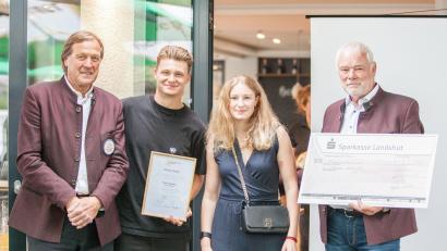 Bild: Wolfgang Krzizok/exb
Chiara Schultes aus Fuchsmühl mit Erich Kühnhackl (von links), Tim Stützle und Jochen Reschka.