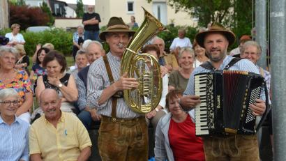 Bild: dob
Manfred Wild aus Eslarn (links) und Christian Müller aus Waldkirch (rechts) reißen als die "Zwoa Schneidig'n" Witze am laufenden Band. Die Gäste im Generationenpark lachen Tränen.