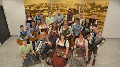 Bild: ban
Die Zitherclubmusikanten freuen sich darauf, bei sommerlichem Wetter im Stadtpark für einen guten Zweck zu musizieren.