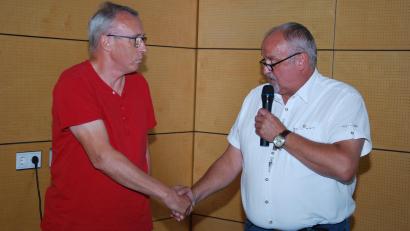 Bild: gsp
Erneut gratuliert Bürgermeister Anton Peter (rechts) Heinz Haubner (links) zur Wahl zum Zweiten Bürgermeister.