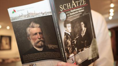 Bild: Stadt Weiden/exb
Die Publikation „Schätze aus dem Stadtmuseum und dem Stadtarchiv Weiden erzählen Stadtgeschichte“ ist ab sofort erhältlich.