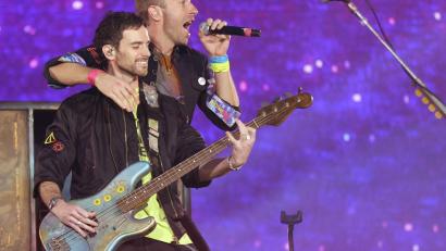 Bild: Suzan Moore/PA Wire/dpa/Archivbild
Chris Martin (oben), Sänger von Coldplay umarmt Guy Berryman, den Bassisten der Band, während der "Music of the Spheres"-Tour auf der Bühne.