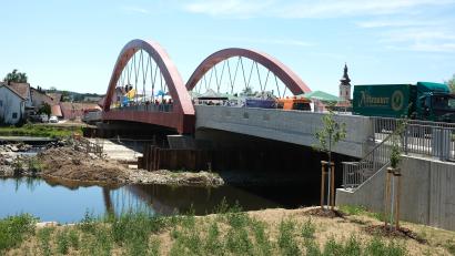 Bild: Hirsch
Nittenau hat ein neues Wahrzeichen: Die Brücke über den Regen. Seit Montag ist der Übergang befahrbar. Bis Ende des Jahres allerdings nur einspurig in Richrung Stadtmitte.