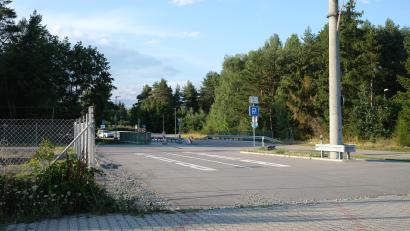 Bild: Hirsch
Am Rande des Großparkplatzes in der Nähe des Murner Sees will der Betreiber des Mini-Supermarktes "Kisten-Krämer" einen Lebensmittel-Container zur Selbstbedienung aufstellen.