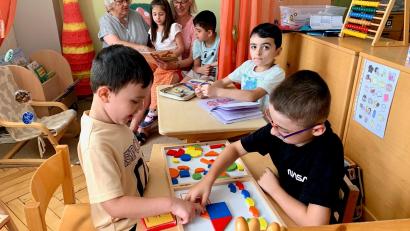 Bild: Gabi Schönberger
Im Kinderhaus "Bunte Welt" werden Kinder mit Entwicklungsverzögerungen in ihrer Einzigartigkeit angenommen und individuell gefördert. Leiterin Ulrike Grajer (hinten links) und ihre Kollegin Martina Köstler-Kappauf sind erfahrene Heilpädagoginnen, die wissen, wie sie mit den Mädchen und Buben umgehen müssen.