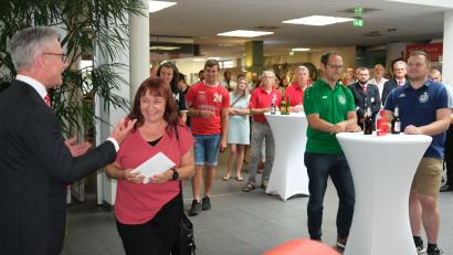 Bild: Hirsch
Vorstandsvorsitzender Werner Heß (links) überreichte Spenden der Sparkasse an 39 Empfänger. Darunter auch Sabine Brunner von der Schwandorfer Theaterbühne (Zweite von links).