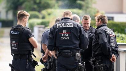 Bild: Fabian Sommer
Polizisten koordinieren die Such in einem Wohngebiet in Teltow nach einem Wildtier. Bei einem in der Nacht entlaufenen Wildtier im Süden von Berlin könnte es sich nach Angaben der Polizei um eine Löwin handeln.