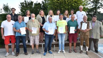 Bild: no
Die Jubilare mit Bürgermeister Dieter Dehling (rechts), dem Vorsitzenden der Kreiswasserwacht Amberg-Sulzbach, Michael Schmid, sowie der Vorsitzenden der Wasserwachtortsgruppe Illschwang, Bettina Link (hintere Reihe, Zweite von rechts).